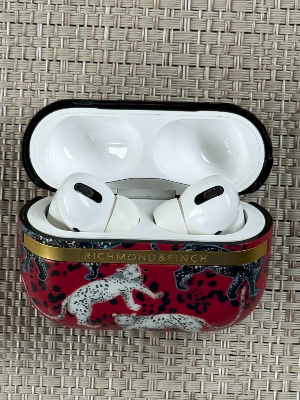 Airpod Pro Protective Case Shockproof, Scratch Resistant Samba Red Leopard